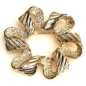 Sarah Conventry Gold Brooch Pin 2.5" Ribbon Bow Holiday Wreath Round Signed Vtg